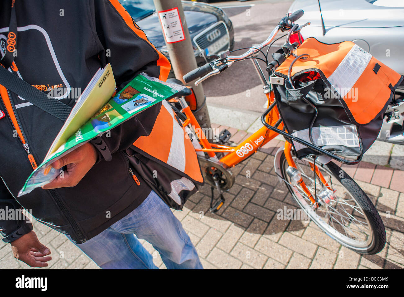 London, UK. 16. September 2013. Die Royal Mail-Flotation droht ebenso wie TNT Studien eine eigene Tür zu Tür service im Süden von London. Dies hat dazu geführt, das Erscheinungsbild der Briefträger mit markanten orangefarbenen Fahrräder der Marke TNT.  London, UK, 16. September 2013. Bildnachweis: Guy Bell/Alamy Live-Nachrichten Stockfoto