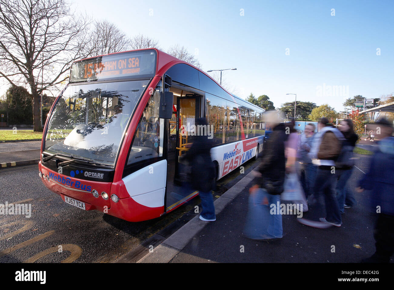 Bus am Somerset College England, UK Abwurf und Studenten aufnehmen. Stockfoto