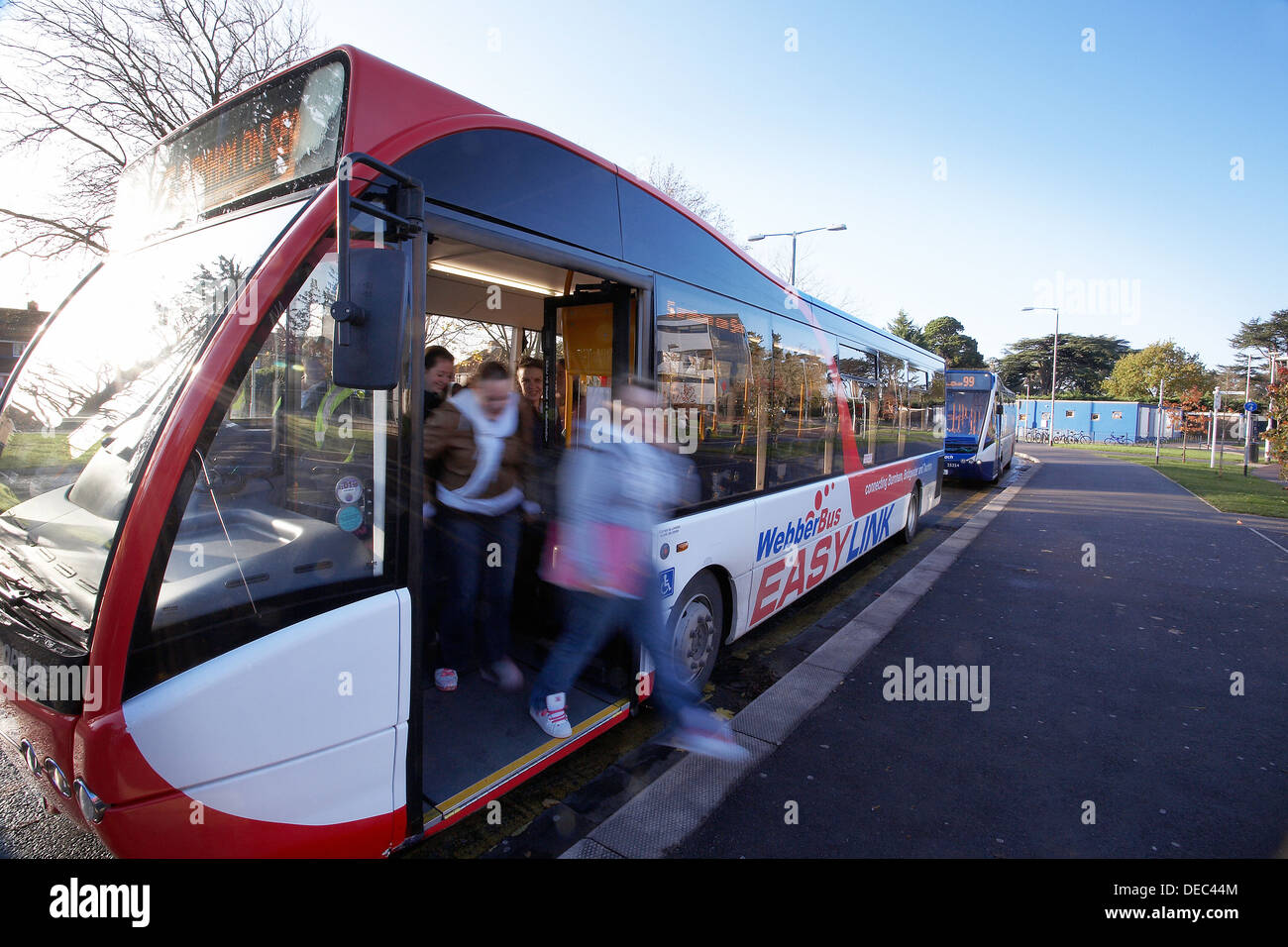 Bus am Somerset College England, UK Abwurf und Studenten aufnehmen. Stockfoto