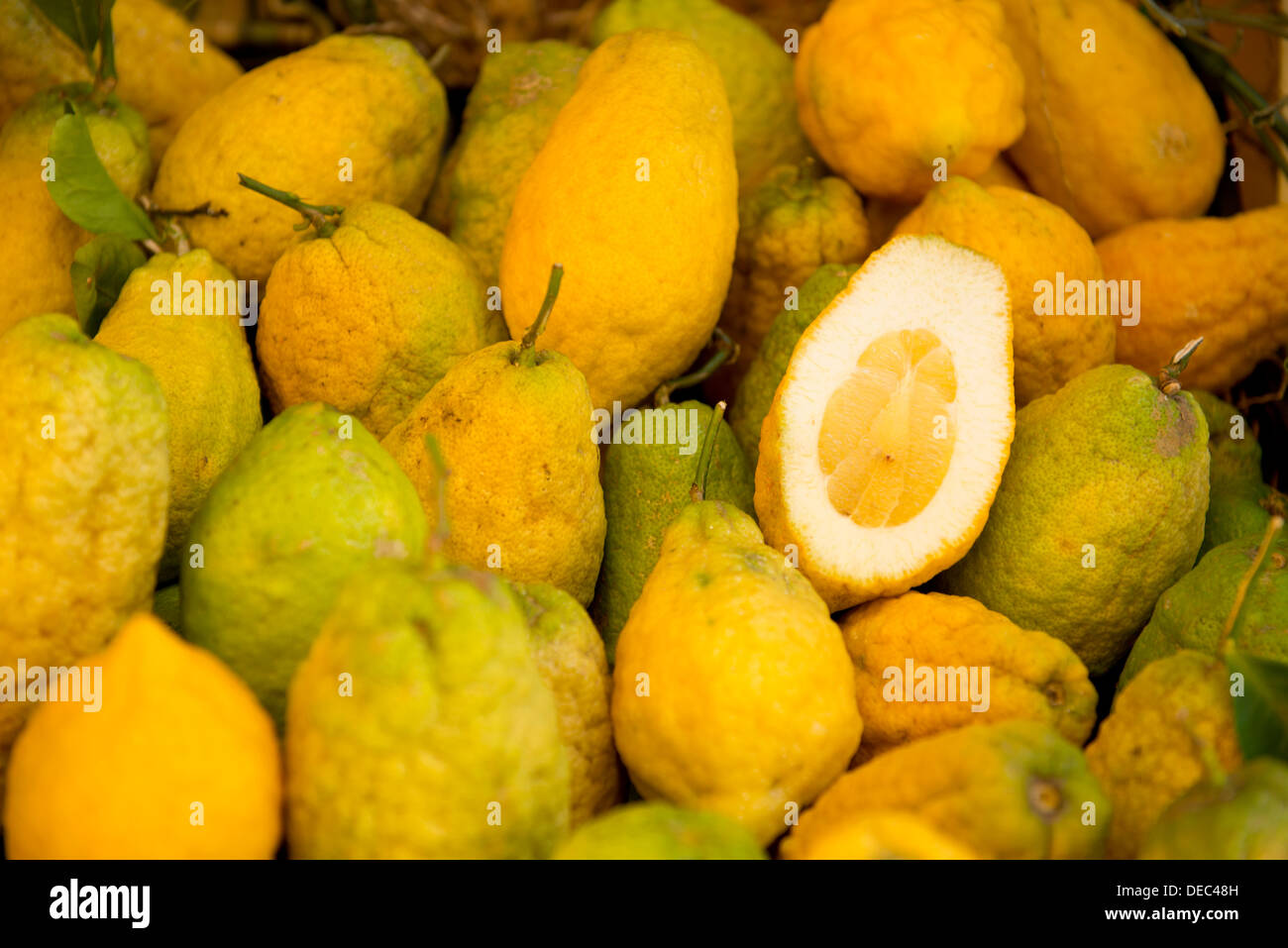 Lokal angebauten Zitronen auf Verkauf in Taormina, Sizilien, Italien Stockfoto