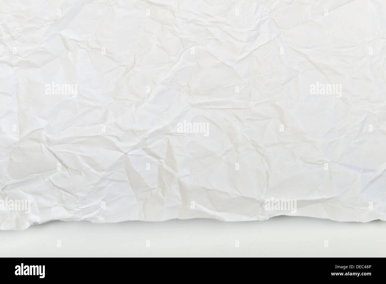 Zerknittertes Papier weiß-Hintergrund Stockfoto