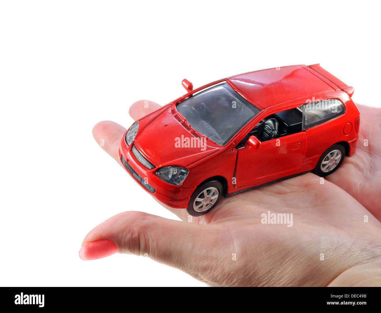 halten Sie das Spielzeug ein nagelneues rotes Auto Verkäufer Stockfoto