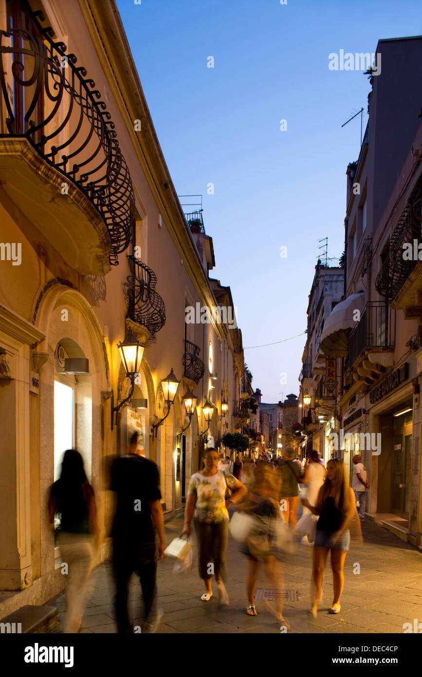 A Blick entlang der Haupteinkaufsstraße Corso Umberto I in Taormina, Sizilien, Italien Stockfoto