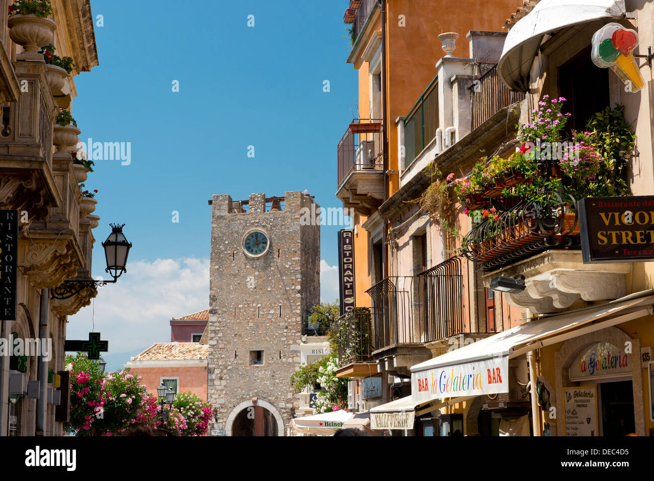 A Blick entlang der Haupteinkaufsstraße Corso Umberto I, die Torre del Orloggio in Taormina, Sizilien, Italien Stockfoto