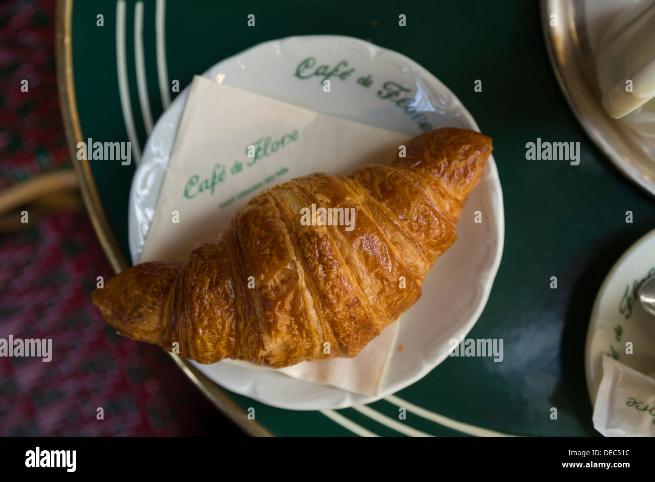Croissant an der berühmten Cafe de Flore, Saint-Germain-des-Prés, Paris, Frankreich Stockfoto