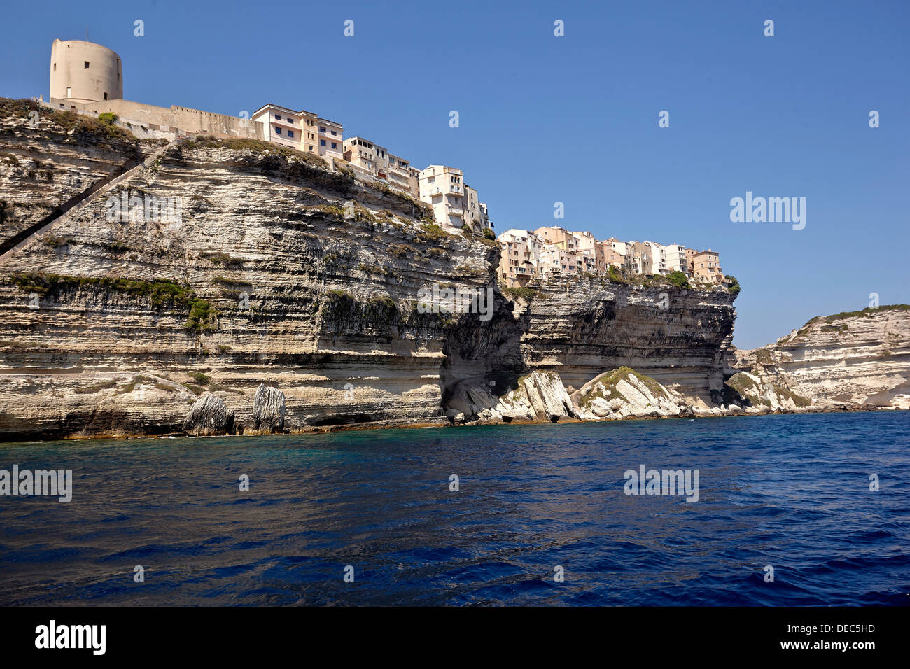 Stadt von Bonifacio befindet sich auf einem Kalksteinplateau, Bonifacio, Korsika, Frankreich Stockfoto