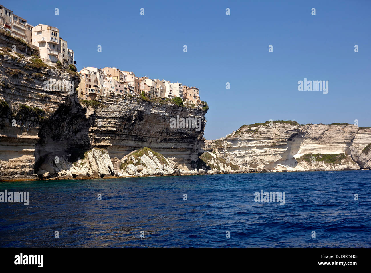 Stadt von Bonifacio befindet sich auf einem Kalksteinplateau, Bonifacio, Korsika, Frankreich Stockfoto