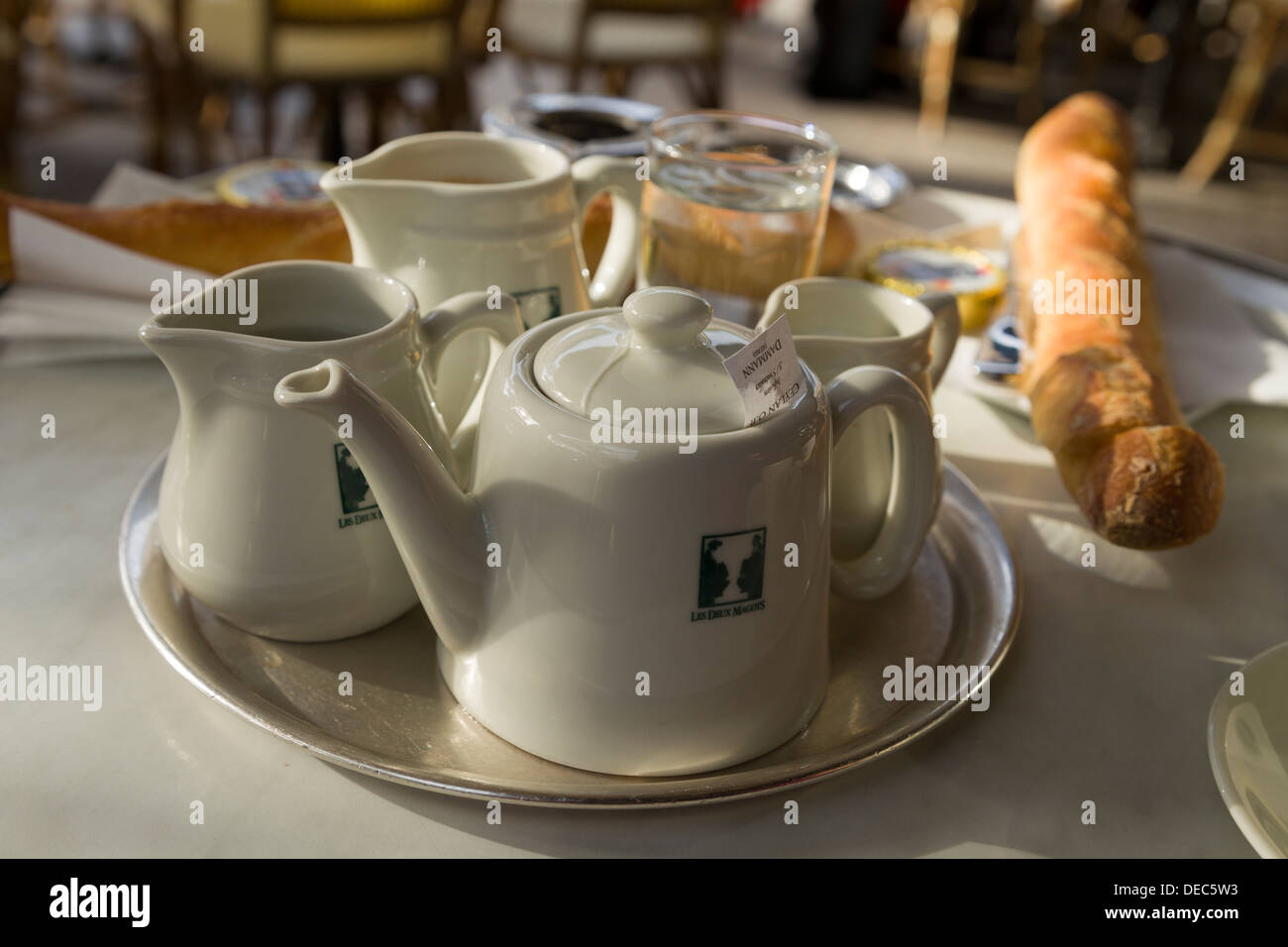 Frühstückstee und Kaffee mit frischen Baguettes und Butter im berühmten Café Les Deux Magots in Paris, Frankreich Stockfoto