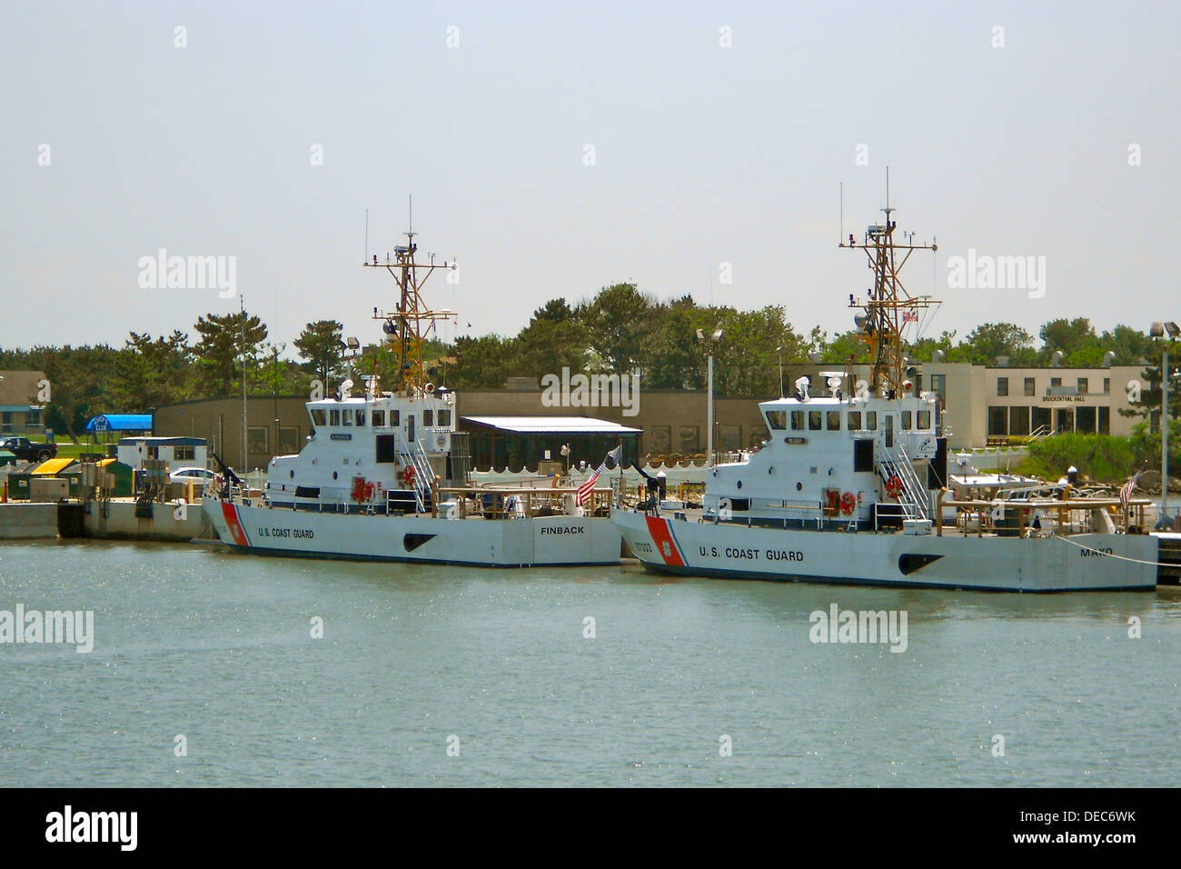 Schiffe der Coast Guard station die Finnwale (links) und der Mako bei Cape kann Coast Guard Training in New Jersey. Stockfoto