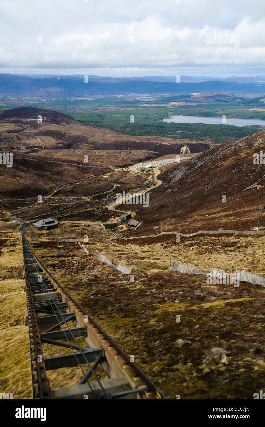 Der Blick von der Standseilbahn auf einem schneefreien Cairn Gorm, Aviemore mit Loch Morlich in der Ferne. Stockfoto