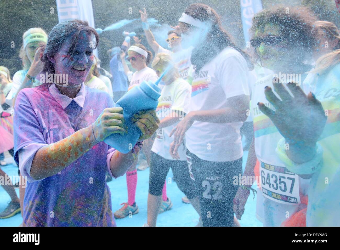 Hamburg, Deutschland. 15. September 2013. Mulitcoloured Läufer fotografiert in der Farbe Run in Hamburg, Deutschland, 15. September 2013. Mehrere tausend Menschen nahmen an der fünf-Kilometer-Rennen in der Altonaer Volkspark und wurden mit verschiedenen Farben beworfen. Foto: BODO MARKS/Dpa/Alamy Live-Nachrichten Stockfoto