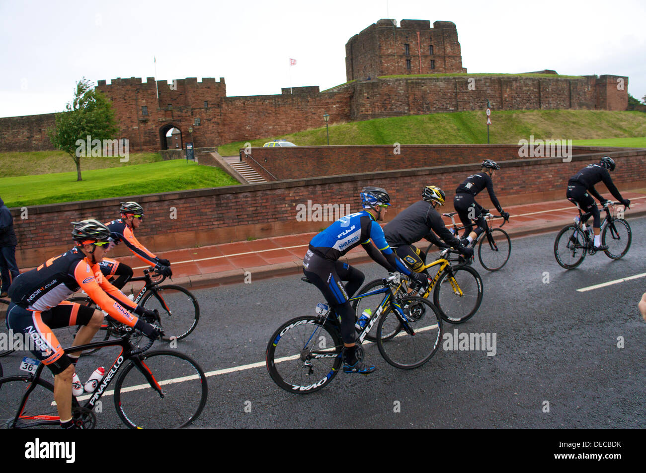Carlisle, UK. 16. September 2013. Das Radrennen Tour of Britain beginnt in Carlisle mit klimatischen Bedingungen von Regen und starkem Wind. Bildnachweis: Andrew Findlay/Alamy Live-Nachrichten Stockfoto