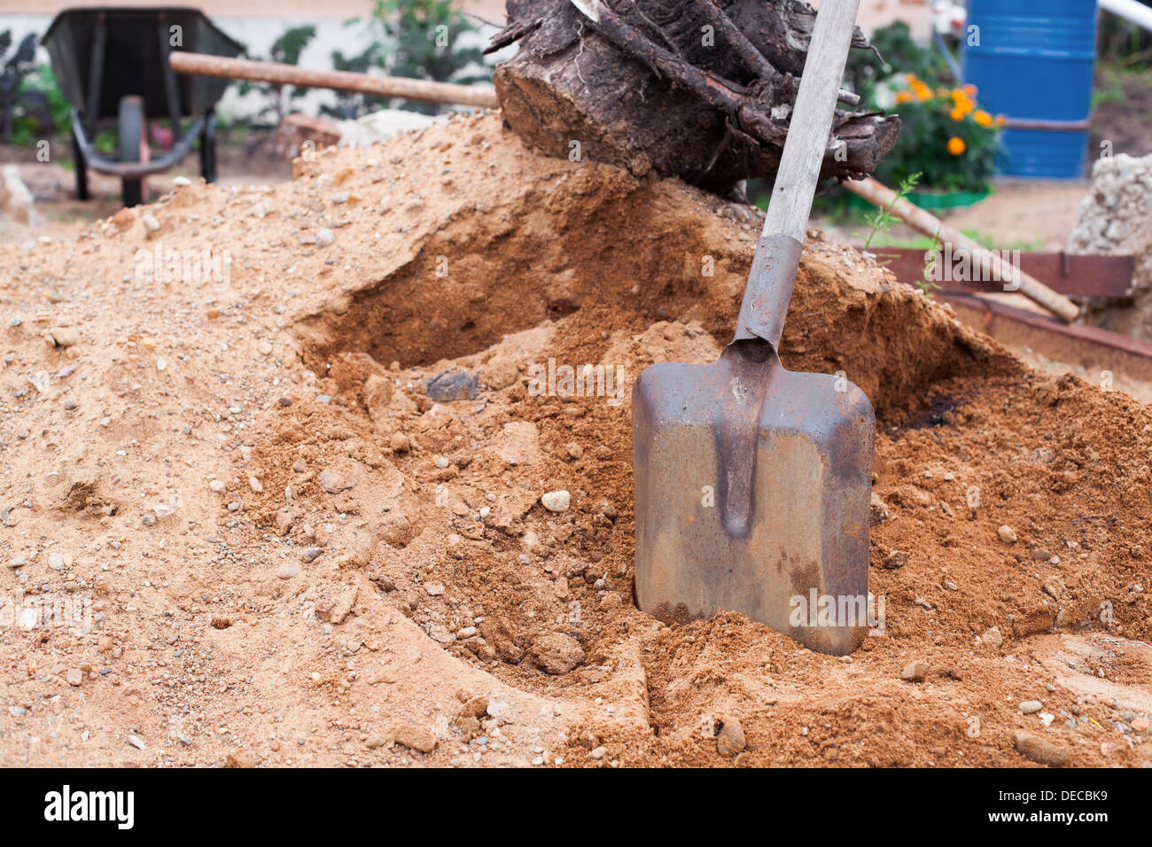 Schaufeln Sie Im Sand Mischen Von Zement Stockfotografie Alamy