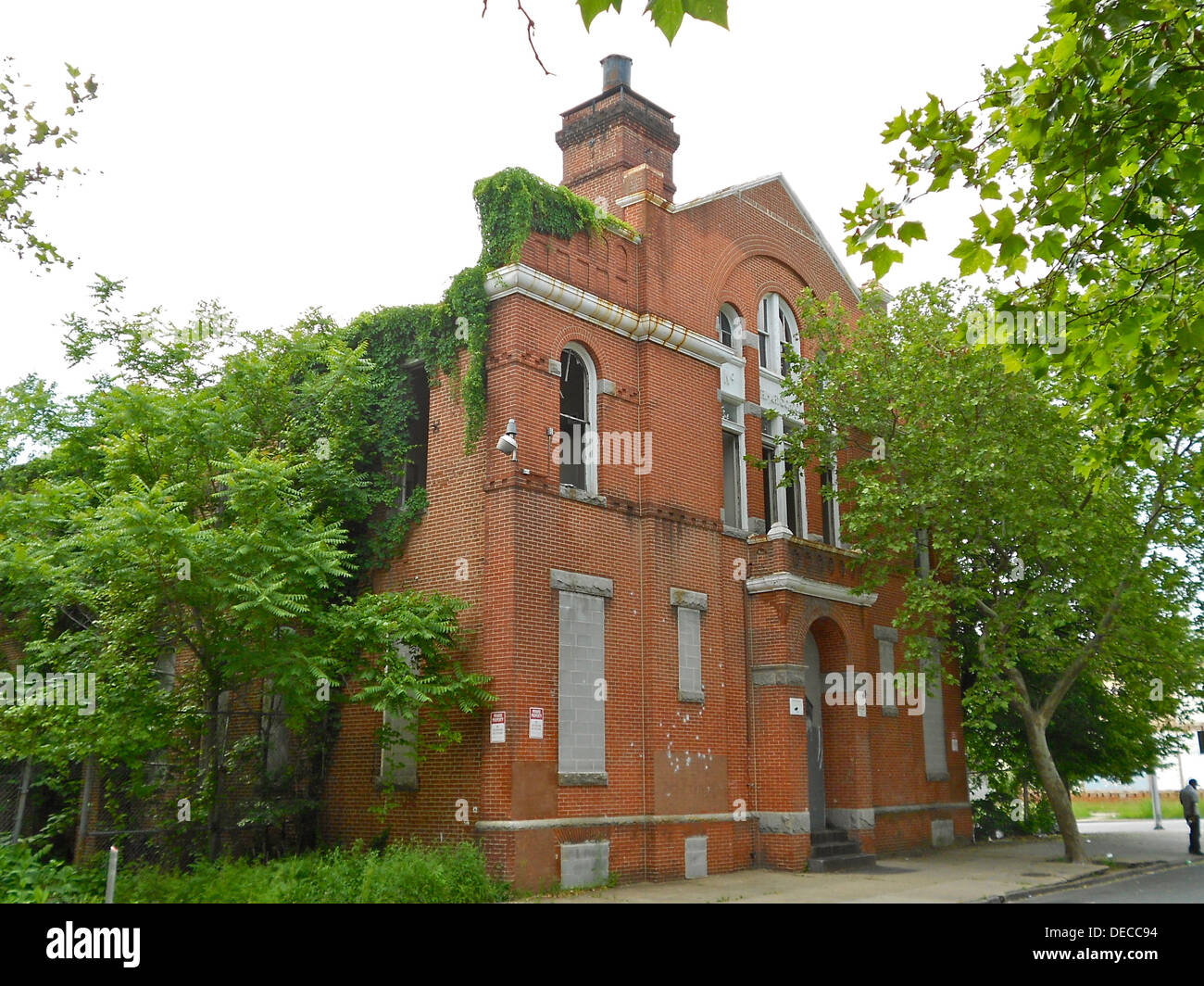 Public School No. 111, N. Carrollton Ave. Und Riggs Rd In Baltimore, Maryland, ist seit dem 25. September 1979 im National Register of Historic Places eingetragen. Die Schule mit ihrer historischen Architektur repräsentiert die Bildungsgeschichte der Gegend und ist ein bemerkenswertes Beispiel für institutionelle Gebäude aus dem frühen 20. Jahrhundert. Stockfoto