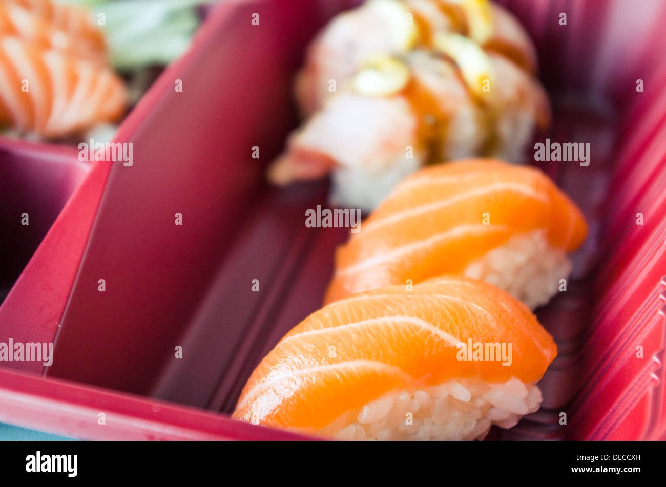 Japanisches Essen, Lachs Sushi Bento-Box. Stockfoto