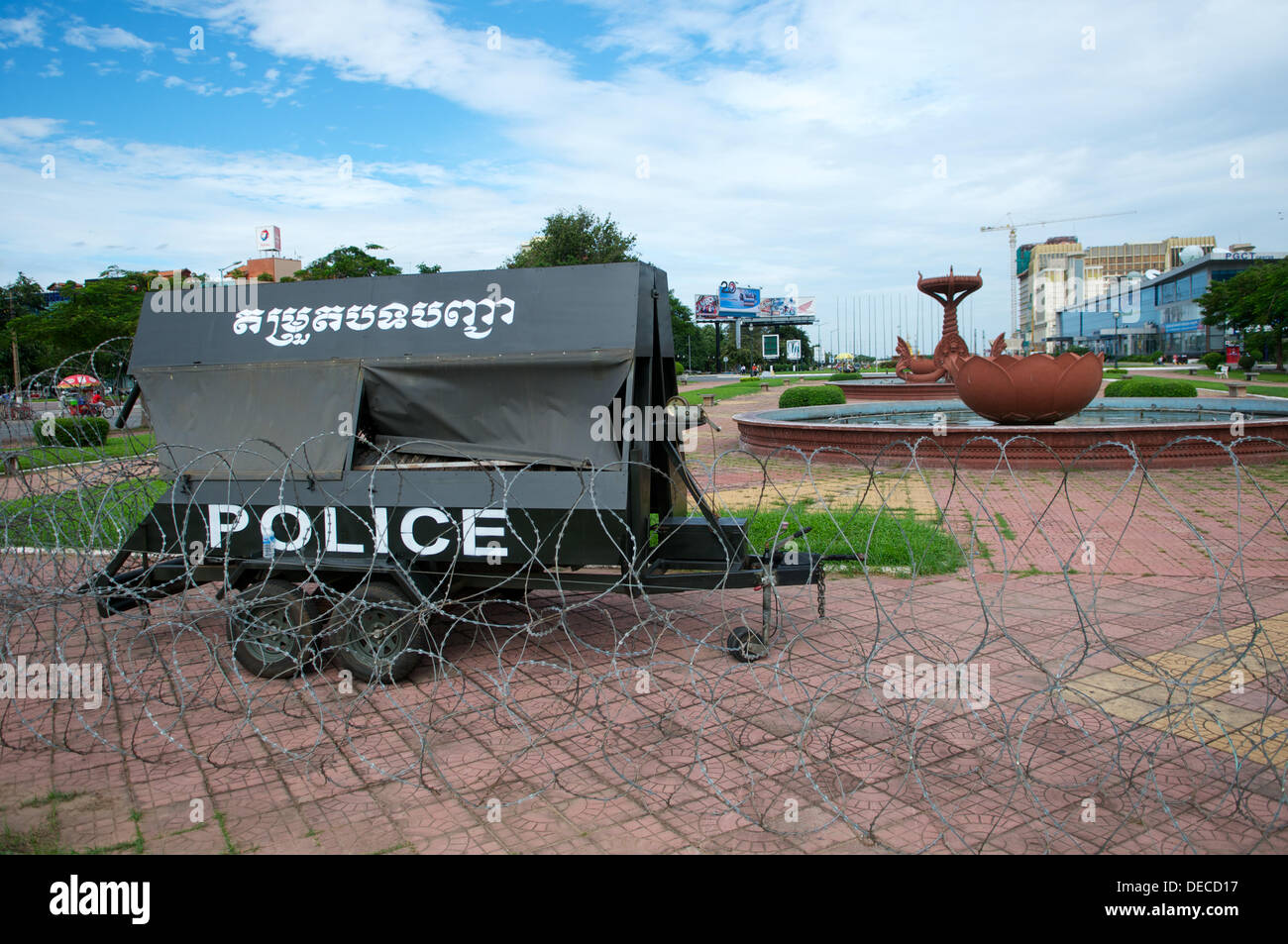 Phnom Penh, Kambodscha am 16. September 2013. Polizei richten Sie Stacheldraht Barrikaden in der Stadt Phnom Penh, Kambodscha, in Angst vor dem politischen Protesten von Kambodscha National Rescue Party heftig drehen. Bildnachweis: Kraig Lieb / Alamy Live News Stockfoto