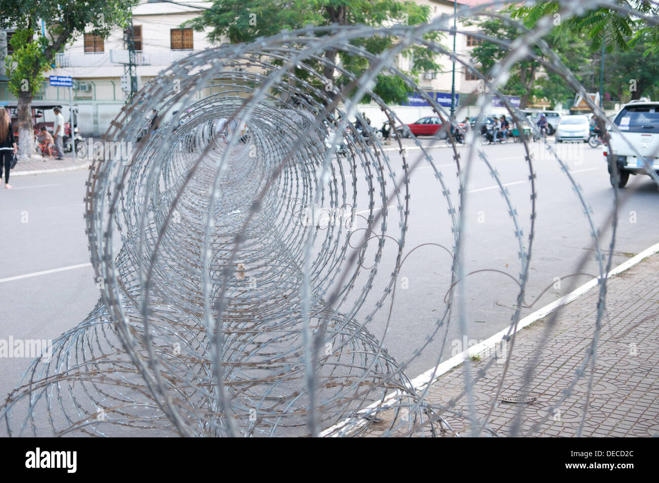Phnom Penh, Kambodscha am 16. September 2013. Polizei richten Sie Stacheldraht Barrikaden in der Stadt Phnom Penh, Kambodscha, in Angst vor dem politischen Protesten durch die nationale Rettung Kambodschas Partei heftig drehen. Bildnachweis: Kraig Lieb / Alamy Live News Stockfoto