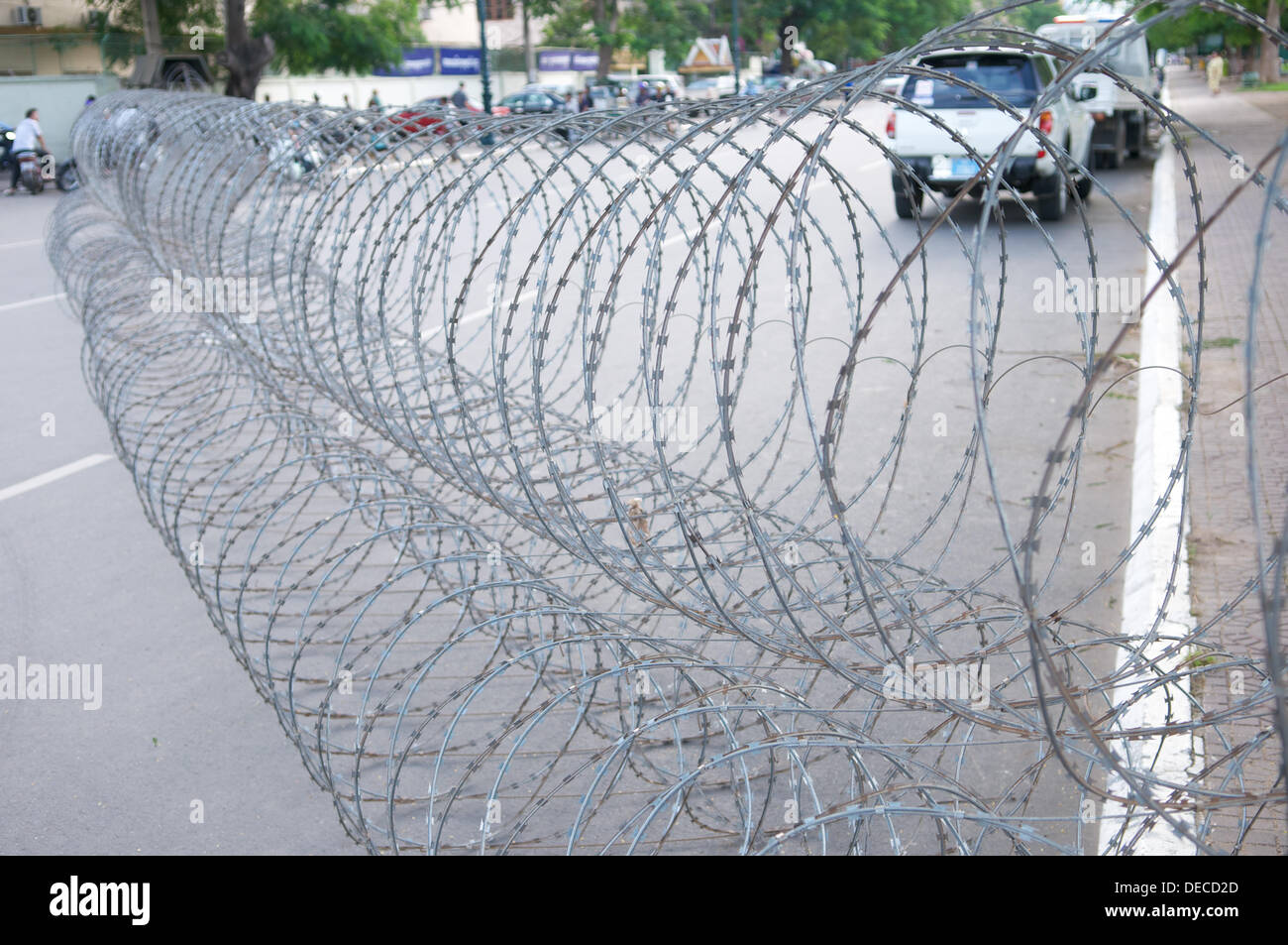 Phnom Penh, Kambodscha am 16. September 2013. Polizei richten Sie Stacheldraht Barrikaden in der Stadt Phnom Penh, Kambodscha, in Angst vor dem politischen Protesten durch die nationale Rettung Kambodschas Partei heftig drehen. Bildnachweis: Kraig Lieb / Alamy Live News Stockfoto