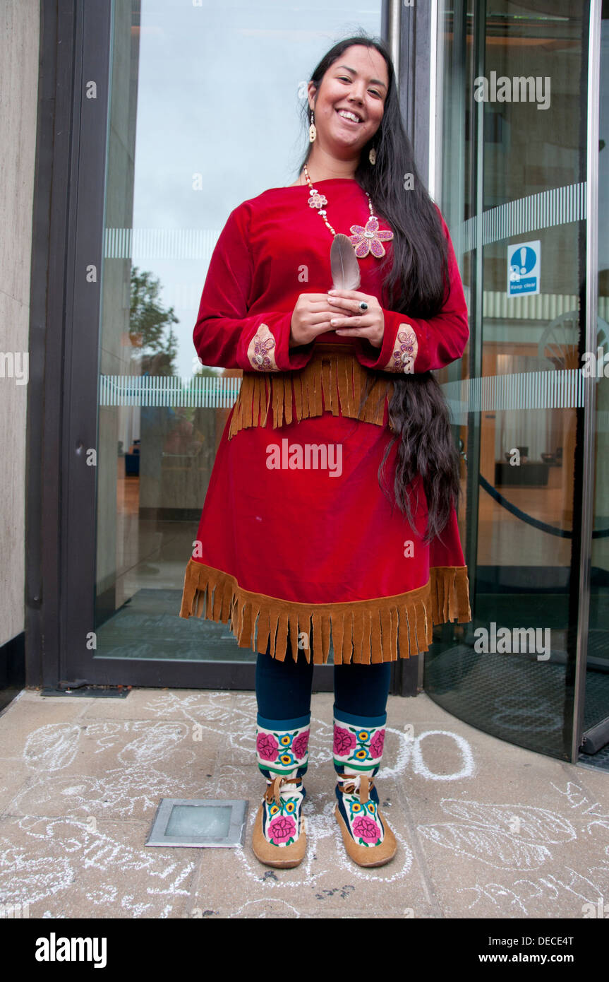 Erste Nation Umweltaktivist, Kiera Dawn Kolson aus Kanada Stand vor der Shell-Hauptquartier bei Waterloo Stockfoto