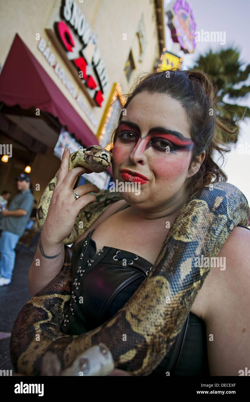 Frau mit einer Schlange, Hollywood Boulevard, Los Angeles, Kalifornien, USA  Stockfotografie - Alamy