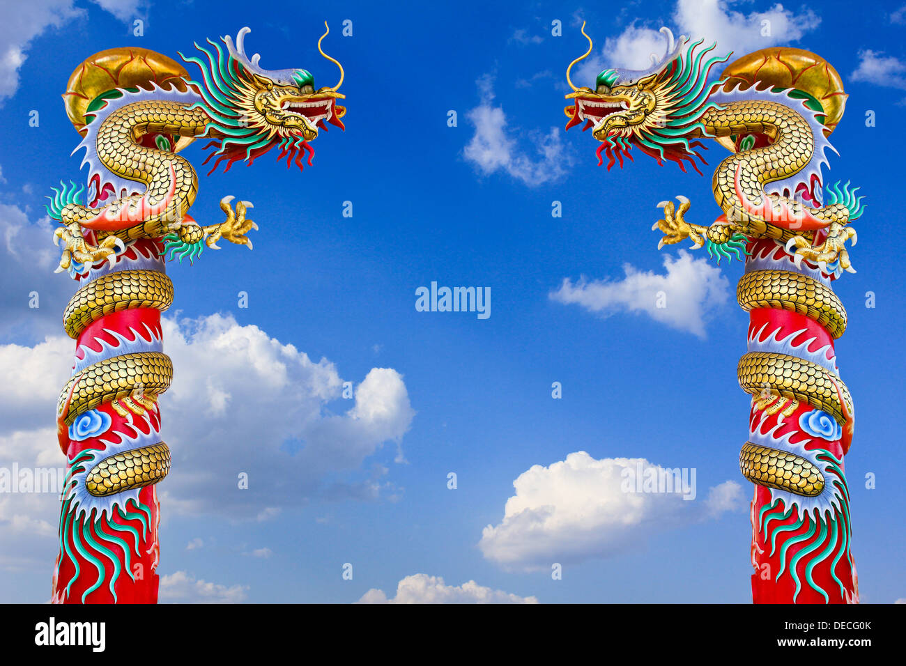 Drachen-Statue mit dem blauen Himmel-Feld. Stockfoto