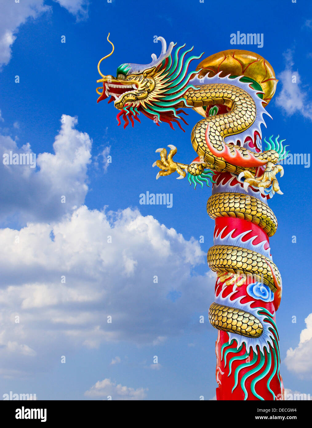Drachen-Statue mit dem blauen Himmel-Feld. Stockfoto