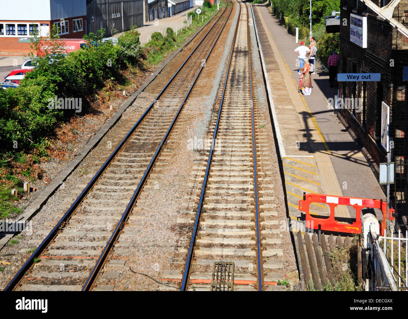 Ein Blick auf den Bahnhof mit Fahrgästen wartet der Norwich, Lowestoft Zug bei Brundall, Norfolk, England, UK. Stockfoto