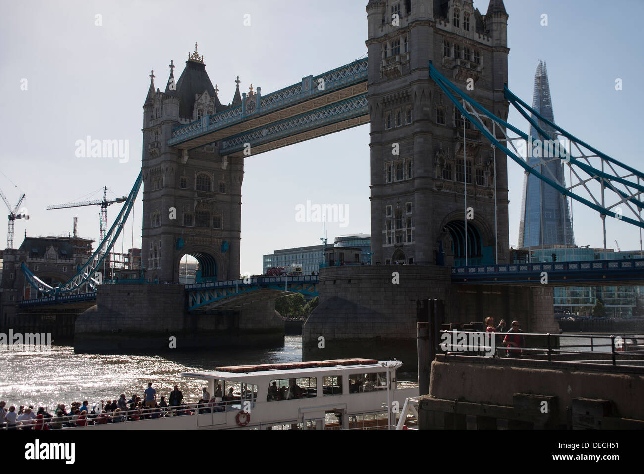 Die Tower Bridge und die Scherbe in Ferne, London, England, Vereinigtes Königreich, Großbritannien Stockfoto