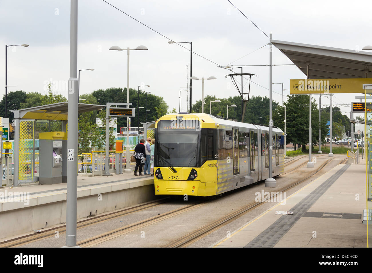 Droylsden zu begraben Straßenbahn auf dem Manchester Metrolink System gestoppt bei Velopark tram station auf Ashton Neue Straße. Stockfoto