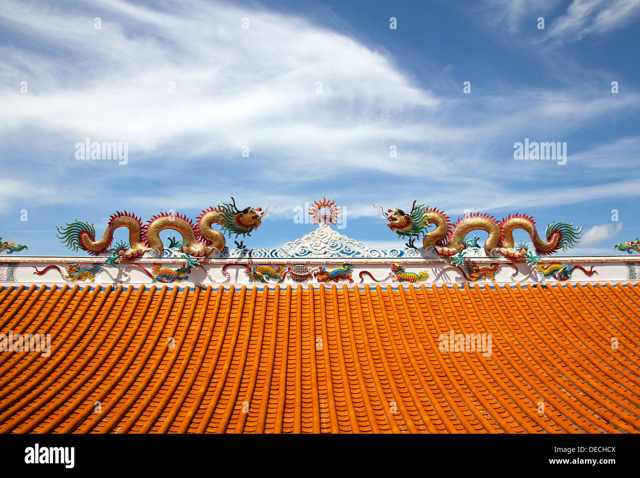 Statue von zwei Drachen auf dem Dach des chinesischen Tempel. Stockfoto