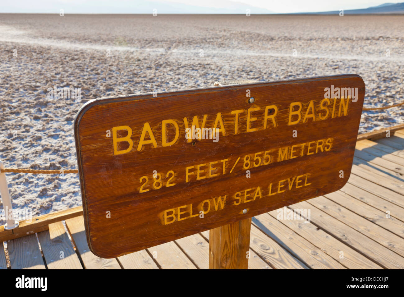 Melden Sie sich bei Badwater Basin, 282 Füße/85,5 Meter unter dem Meeresspiegel, Death Valley, Kalifornien, USA. JMH5400 Stockfoto
