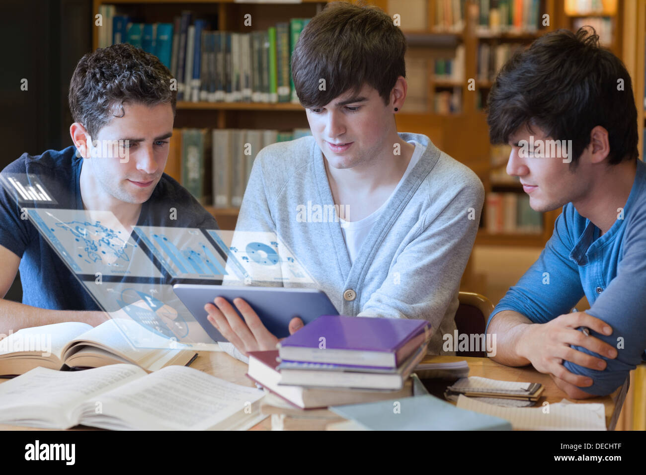 Ernsthafte Studenten arbeiten an ihren digital-Tablette Stockfoto