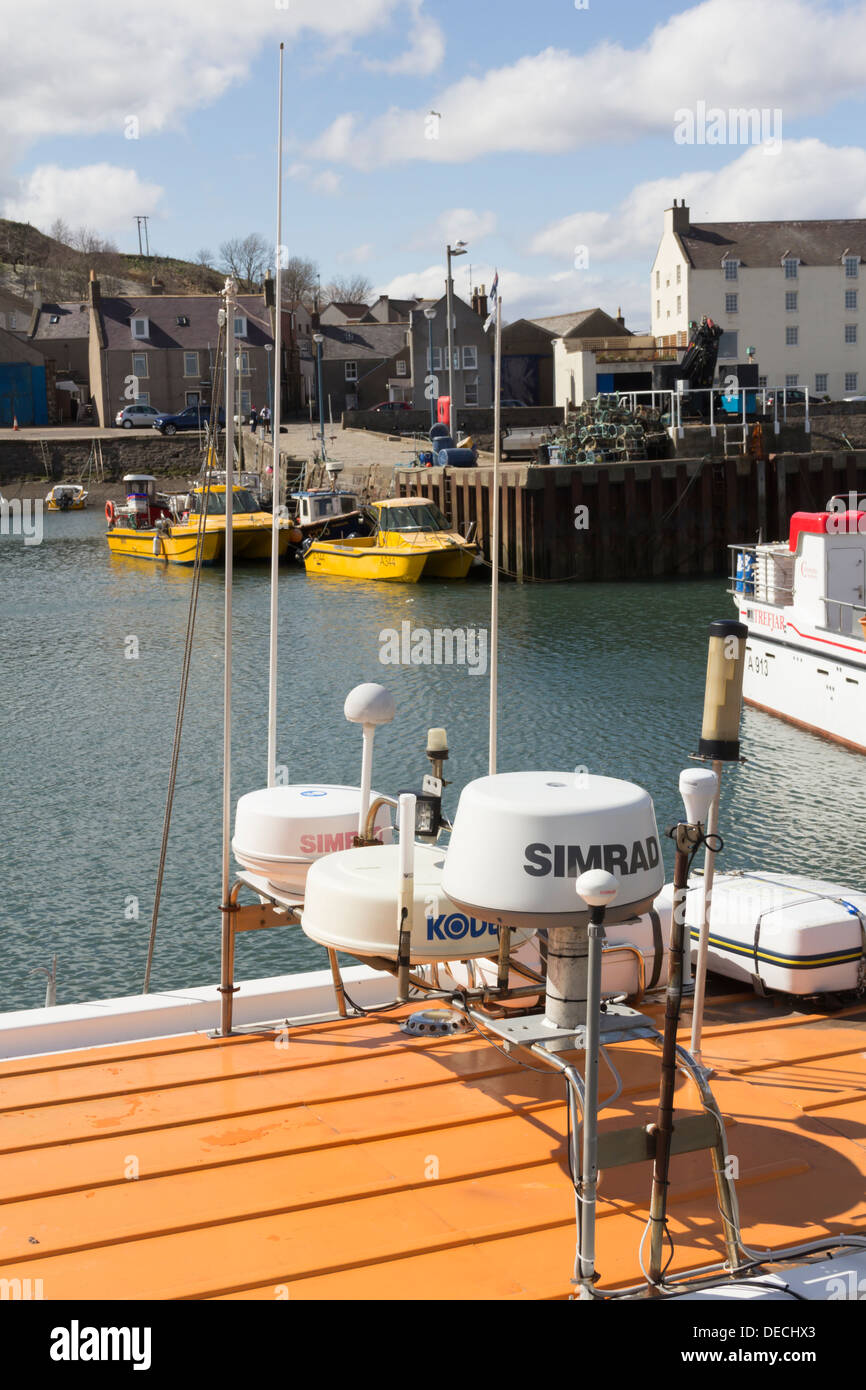 Simrad und Koden Radar und Marine elektronische Sicherheitsausrüstung auf einem Boot vor Anker im Hafen von Stonehaven, Schottland. Stockfoto