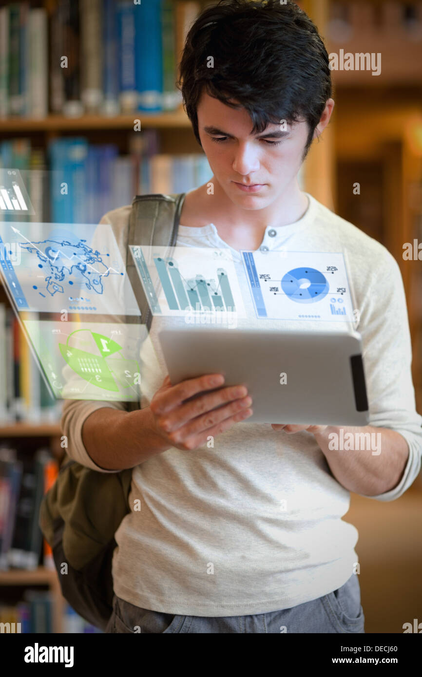 Ernst gut aussehend Student arbeitet an seinem futuristischen TabletPC Stockfoto
