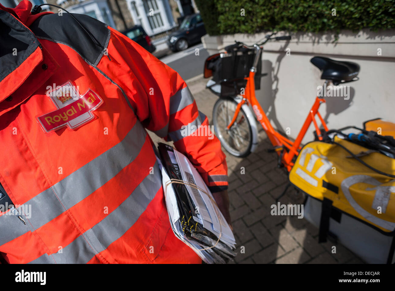 London, UK. 16. September 2013. Die Royal Mail-Flotation droht ebenso wie TNT Studien eine eigene Tür zu Tür service im Süden von London. Dies hat dazu geführt, das Erscheinungsbild der Briefträger mit markanten orangefarbenen Fahrräder der Marke TNT. Diese sind geworden ein Kuriosum und eine Bedrohung für die traditionelle Briefträger, die sind "verwirrt", dass sie unbeaufsichtigt, entriegelt und offen für Diebstahl auf Wohnstraßen, während immer noch anscheinend voll gelassen werden der Post. Bildnachweis: Guy Bell/Alamy Live-Nachrichten Stockfoto