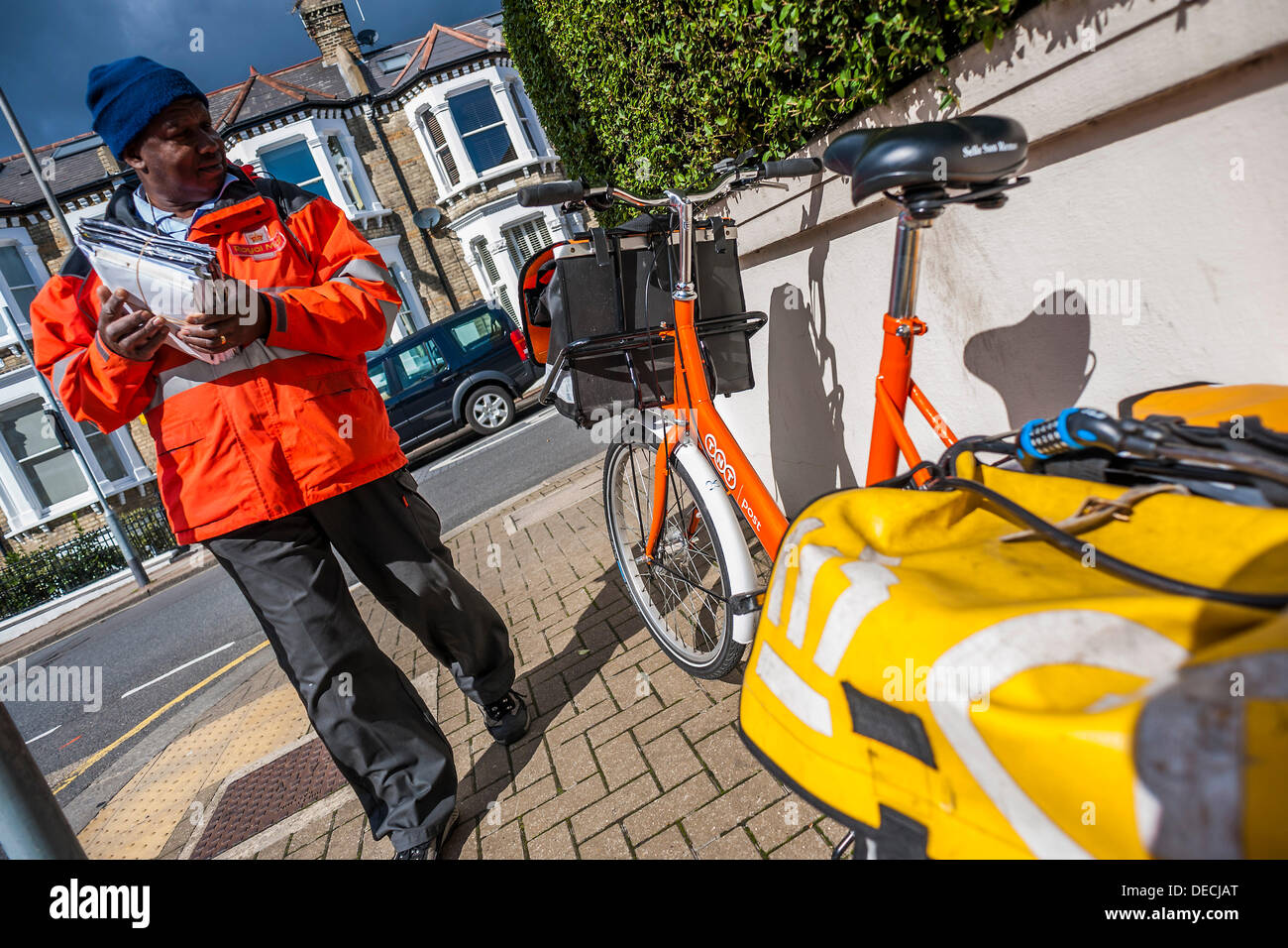 London, UK. 16. September 2013. Die Royal Mail-Flotation droht ebenso wie TNT Studien eine eigene Tür zu Tür service im Süden von London. Dies hat dazu geführt, das Erscheinungsbild der Briefträger mit markanten orangefarbenen Fahrräder der Marke TNT. Diese sind geworden ein Kuriosum und eine Bedrohung für die traditionelle Briefträger, die sind "verwirrt", dass sie unbeaufsichtigt, entriegelt und offen für Diebstahl auf Wohnstraßen, während immer noch anscheinend voll gelassen werden der Post. Bildnachweis: Guy Bell/Alamy Live-Nachrichten Stockfoto
