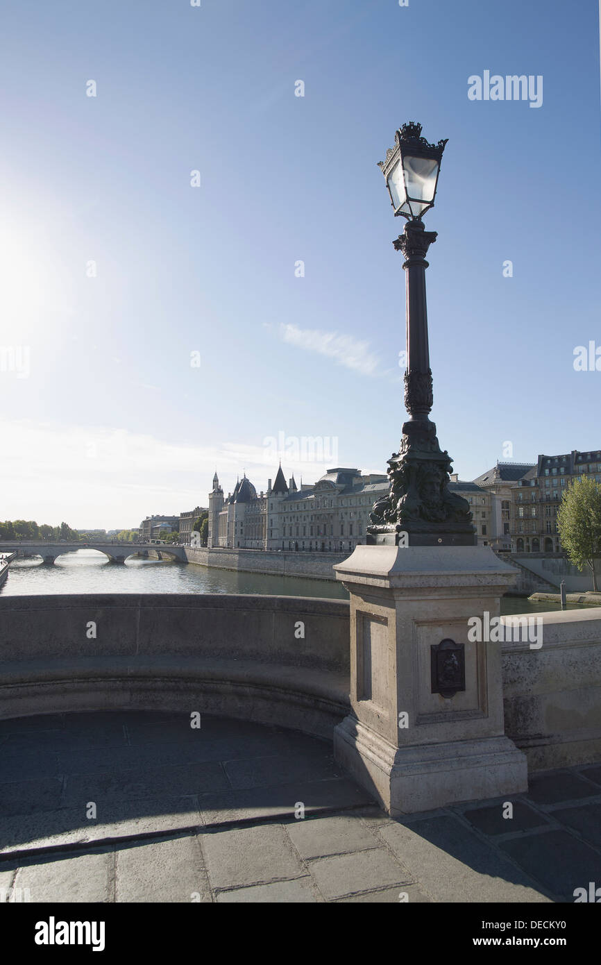 Laterne auf Brücke Paris Stockfoto