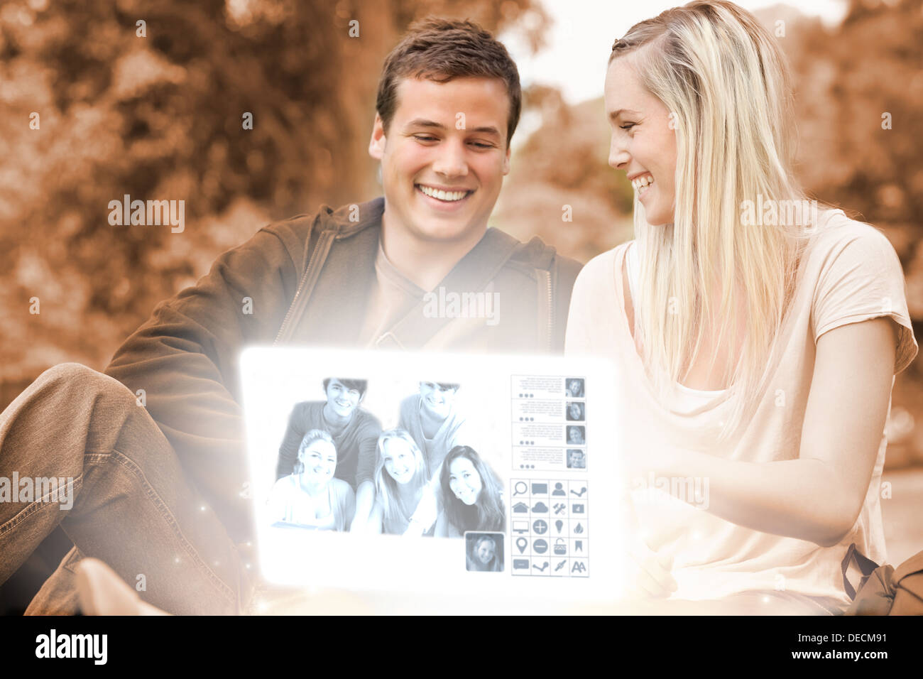 Glückliches junges Paar beobachten Fotos zusammen auf digitale Schnittstelle Stockfoto