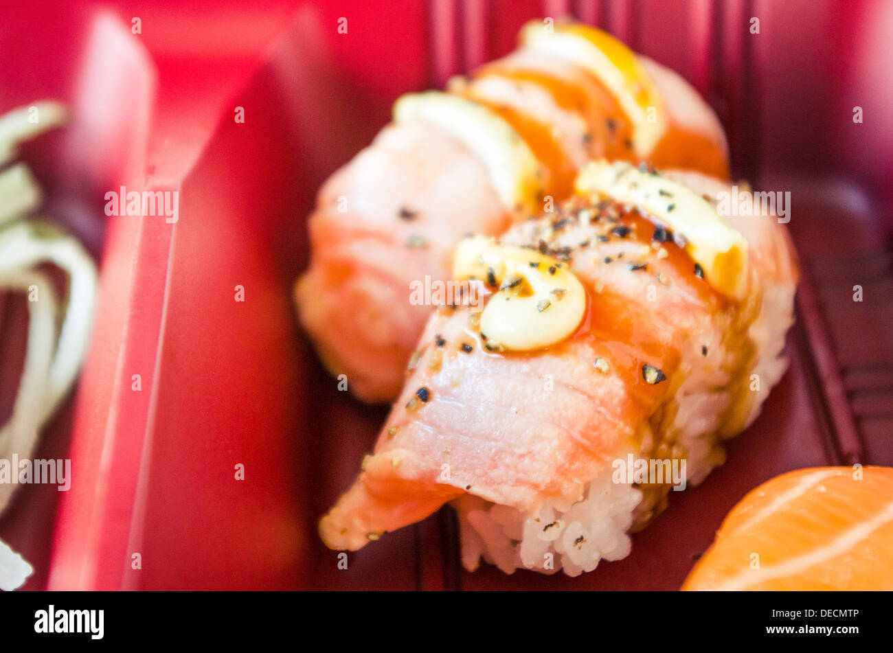 Japanische Küche, Sushi in Bento-Box. Stockfoto