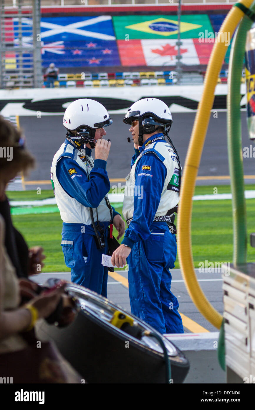 Grand Beamten im Boxenbereich auf dem Daytona International Speedway während 2012 Rolex 24 in Daytona, Florida spreche Stockfoto