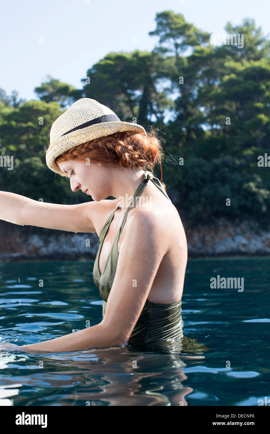 junge Frau im Meer in Kroatien Stockfoto