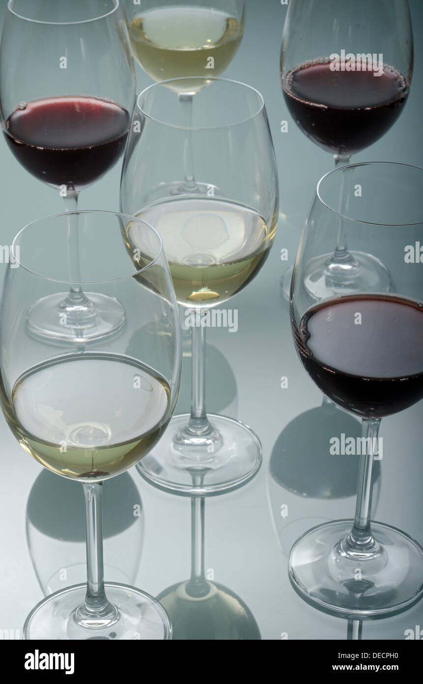 Brille von rot- und Weißwein auf Glastisch Stockfoto