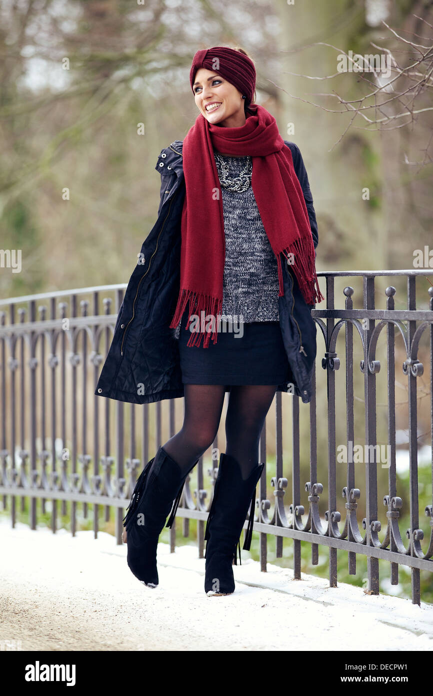 Glücklich stilvolle Frau, die im kalten Winter park Stockfoto