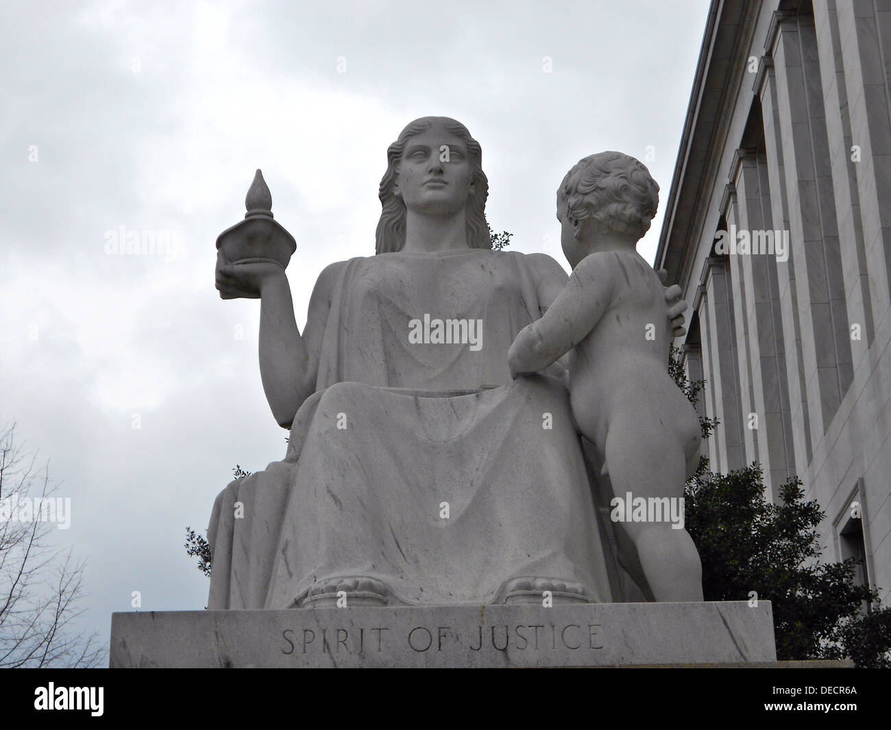 Statue am Eingang das Rayburn House Office Building in Washington, D.C., der "Geist der Gerechtigkeit" darstellt Stockfoto