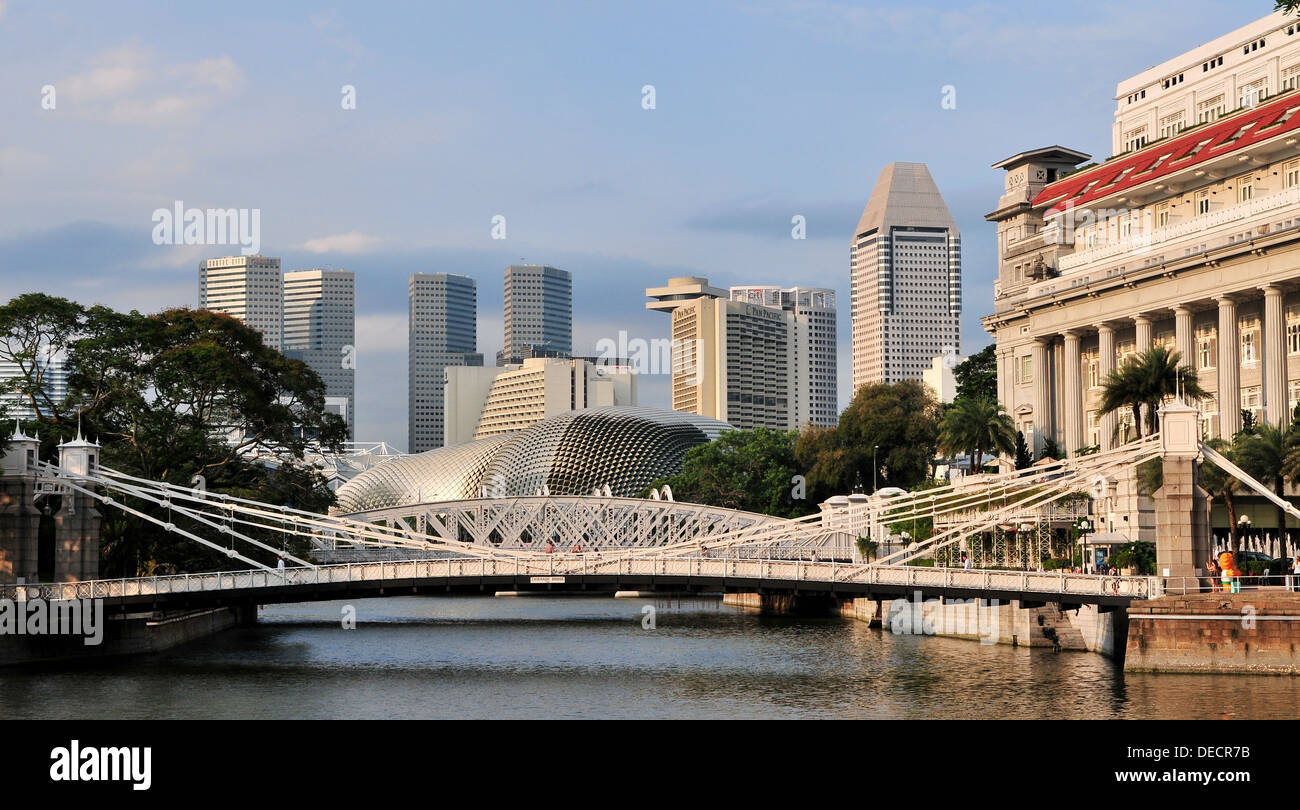 Skyline von Singapur - Cavenagh Brücke über Singapur Stockfoto