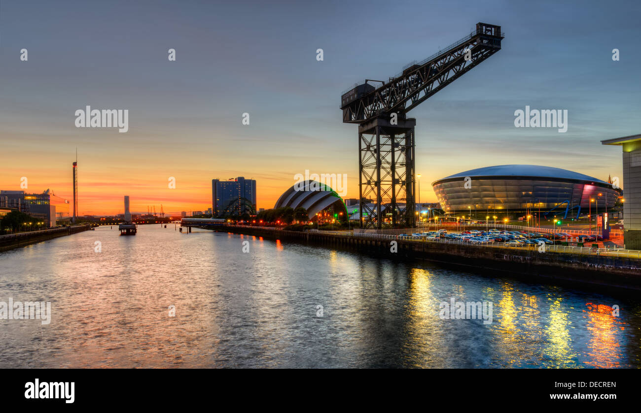 Blick auf den Fluss Clyde bei Sonnenuntergang, Glasgow, Schottland, UK Stockfoto