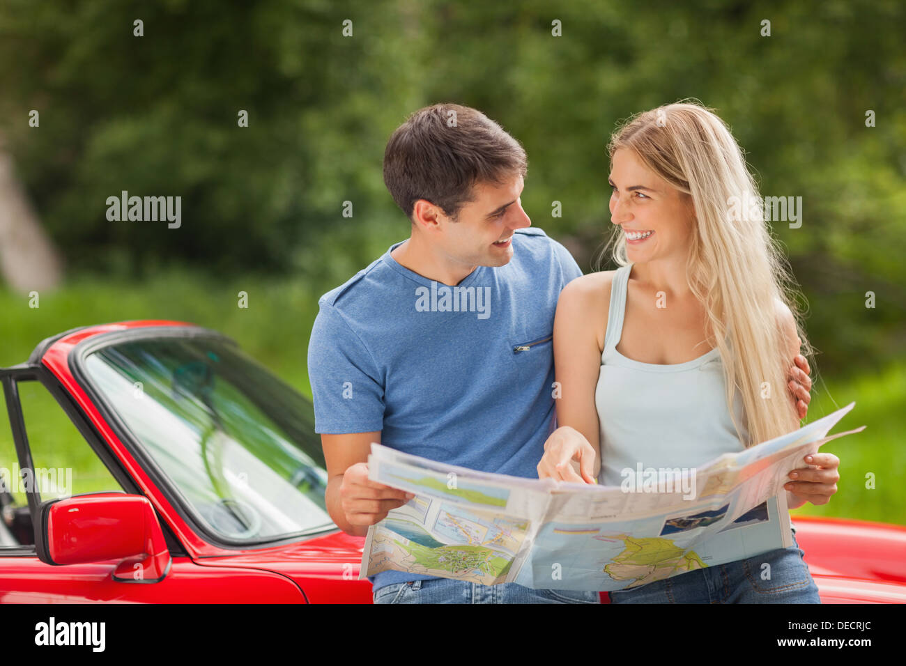 Glückliches junges Paar Lesung Karte Stockfoto