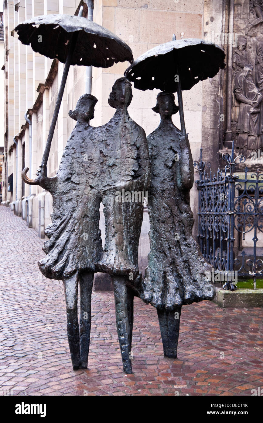 Bronze-Skulptur von drei Frauen mit Sonnenschirmen in Großkölnstraße, Aachen, Deutschland von dem Bildhauer Heinz Tobolla (geb. 1925) Stockfoto