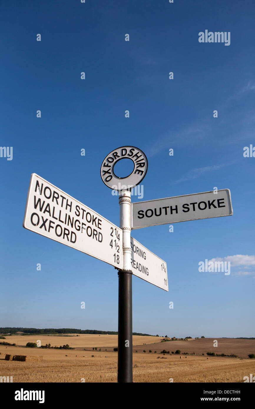 Eine alte Oxfordshire Gusseisen Straßenschild vor blauem Himmel. Stockfoto