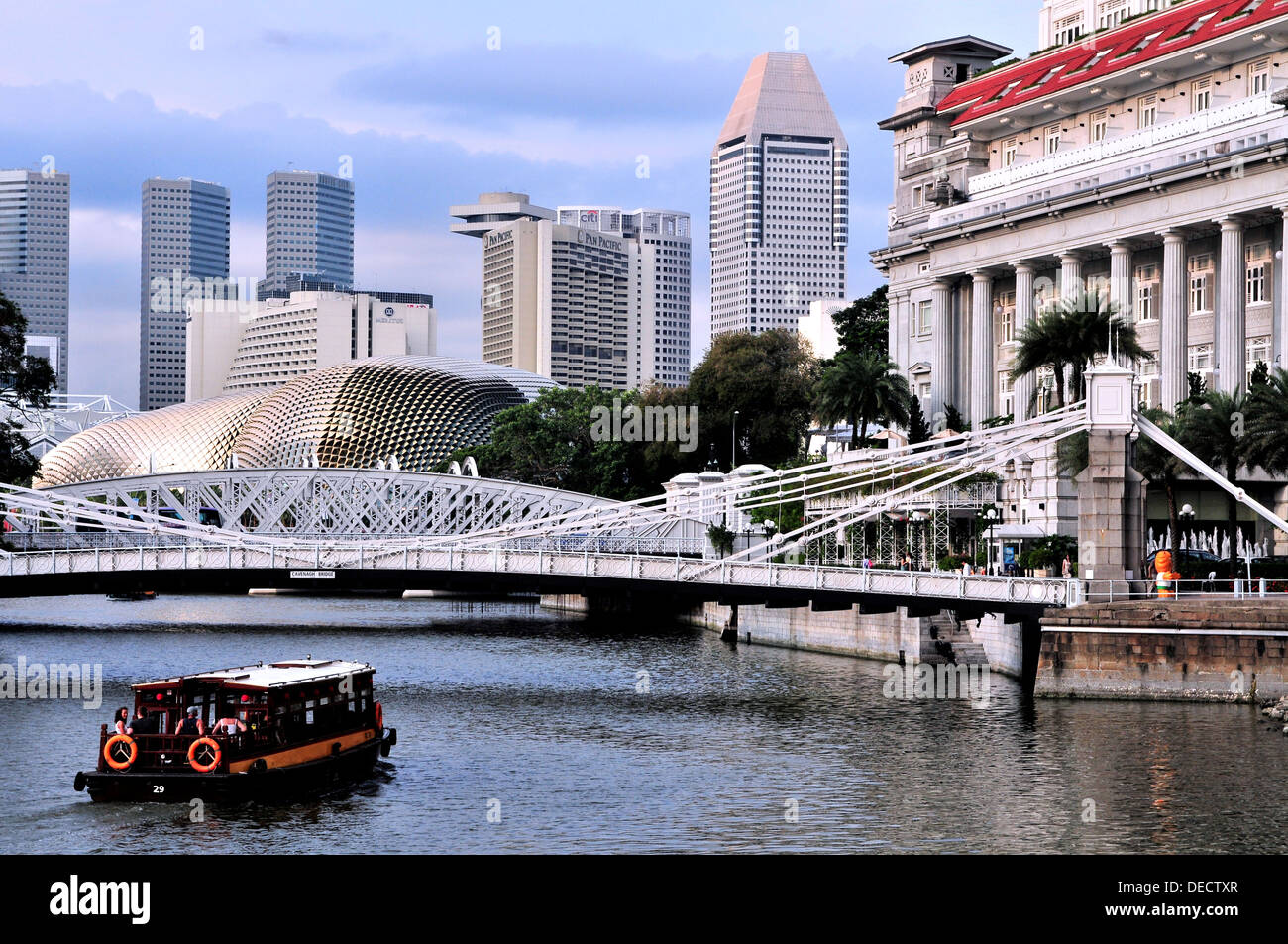Flusskreuzfahrt entlang Singapore River Stockfoto